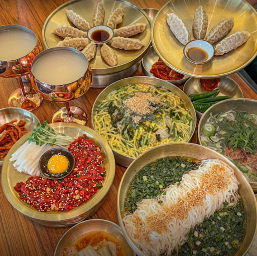 부자면 본점의 한돈 비빔 메밀면 9,900원, 특제 비빔소스의 환상적인 맛을 느껴보세요!